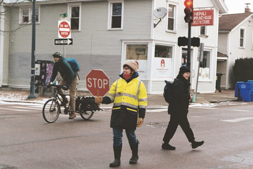 Nữ nhân viên điều phối giao thông kiếm 14.000 USD mỗi tháng nhờ việc viết thư tay