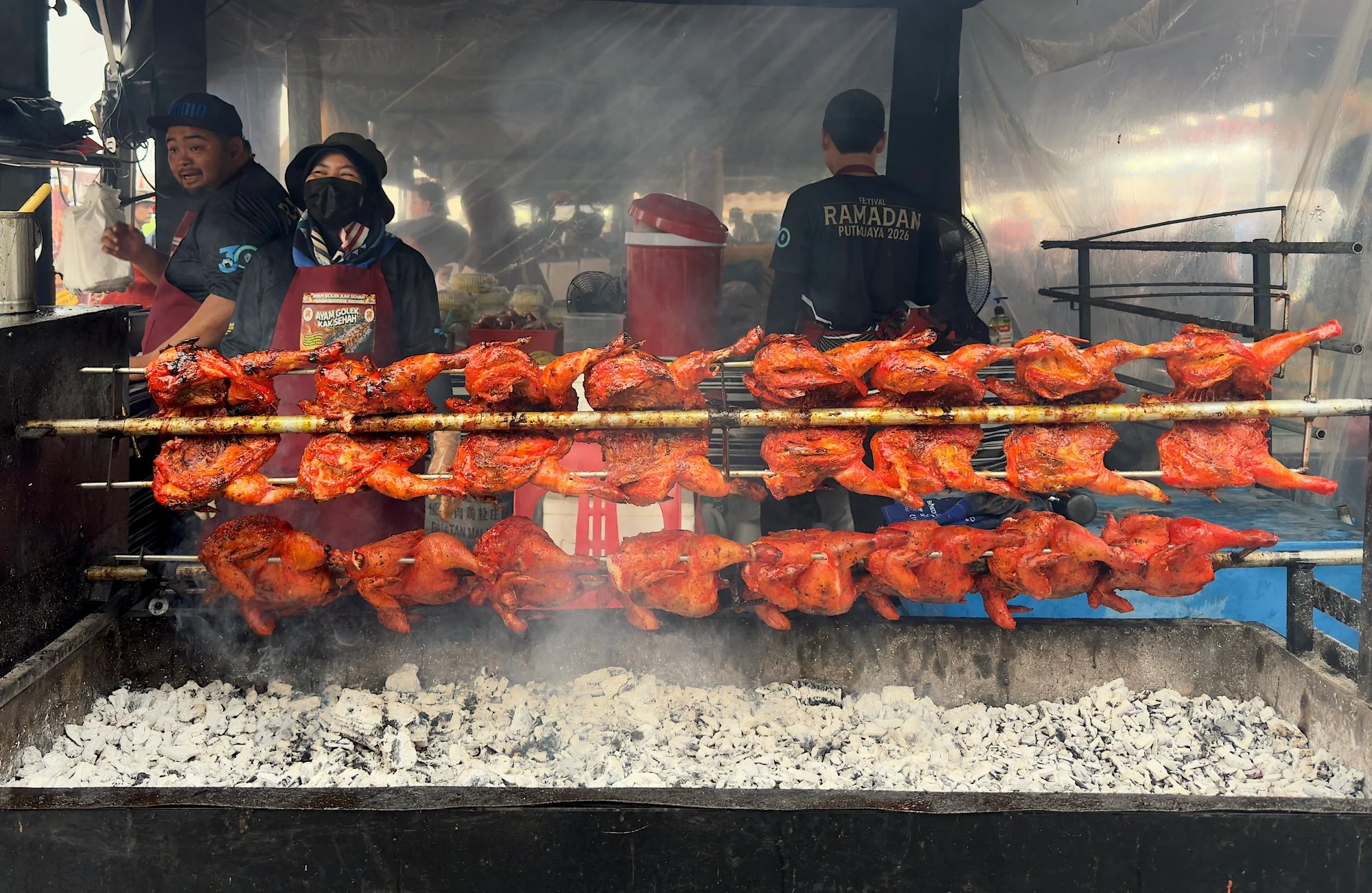 Một tháng lễ bằng thu nhập cả năm: "Cơn sốt" chợ phiên Ramadan tại Malaysia