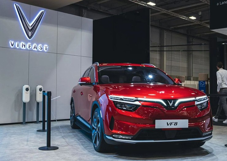 “Ông trùm” buôn xe Mercedes mua 65% công ty phân phối VinFast, bước xoay trục sang xe điện