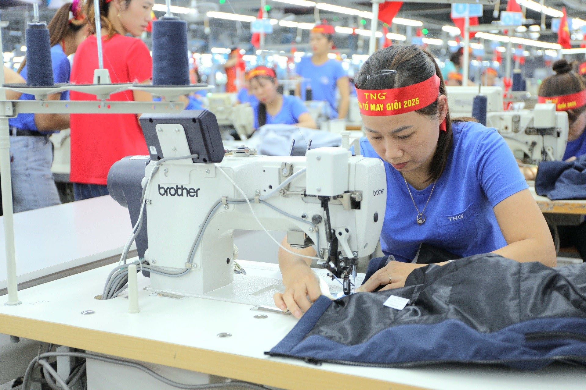 Một công ty may mặc lớn trên sàn muốn làm hạ tầng trạm sạc xe điện