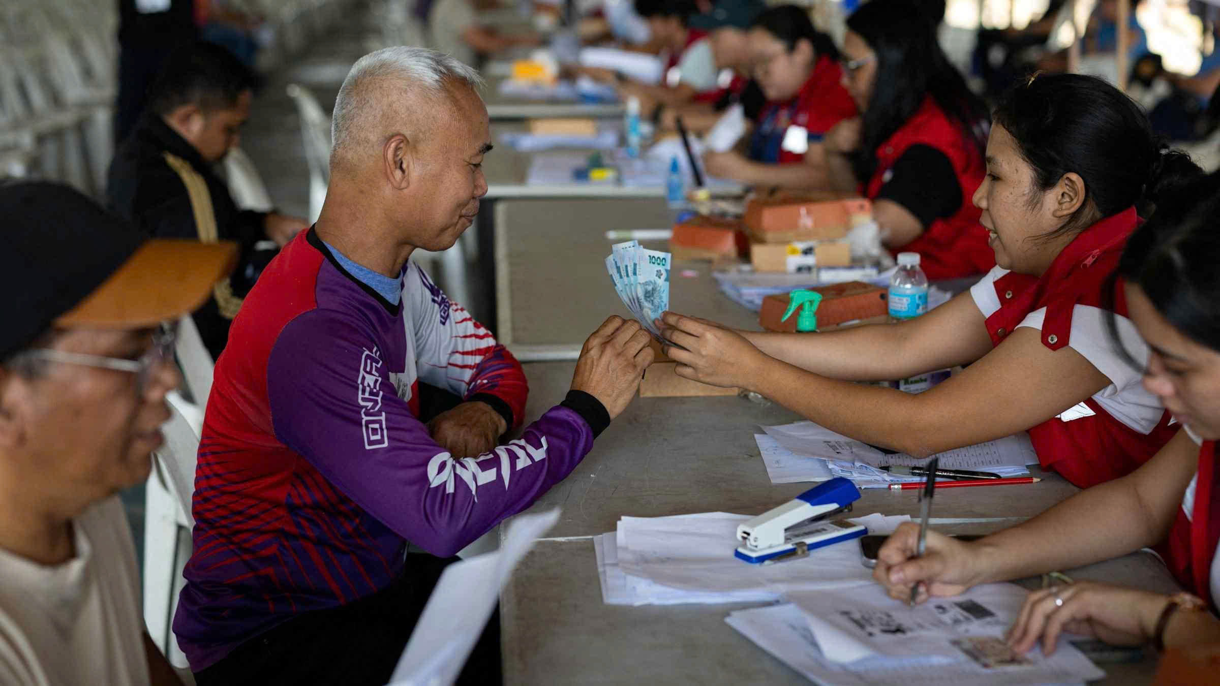 Quốc gia đầu tiên ban bố tình trạng khẩn cấp về năng lượng