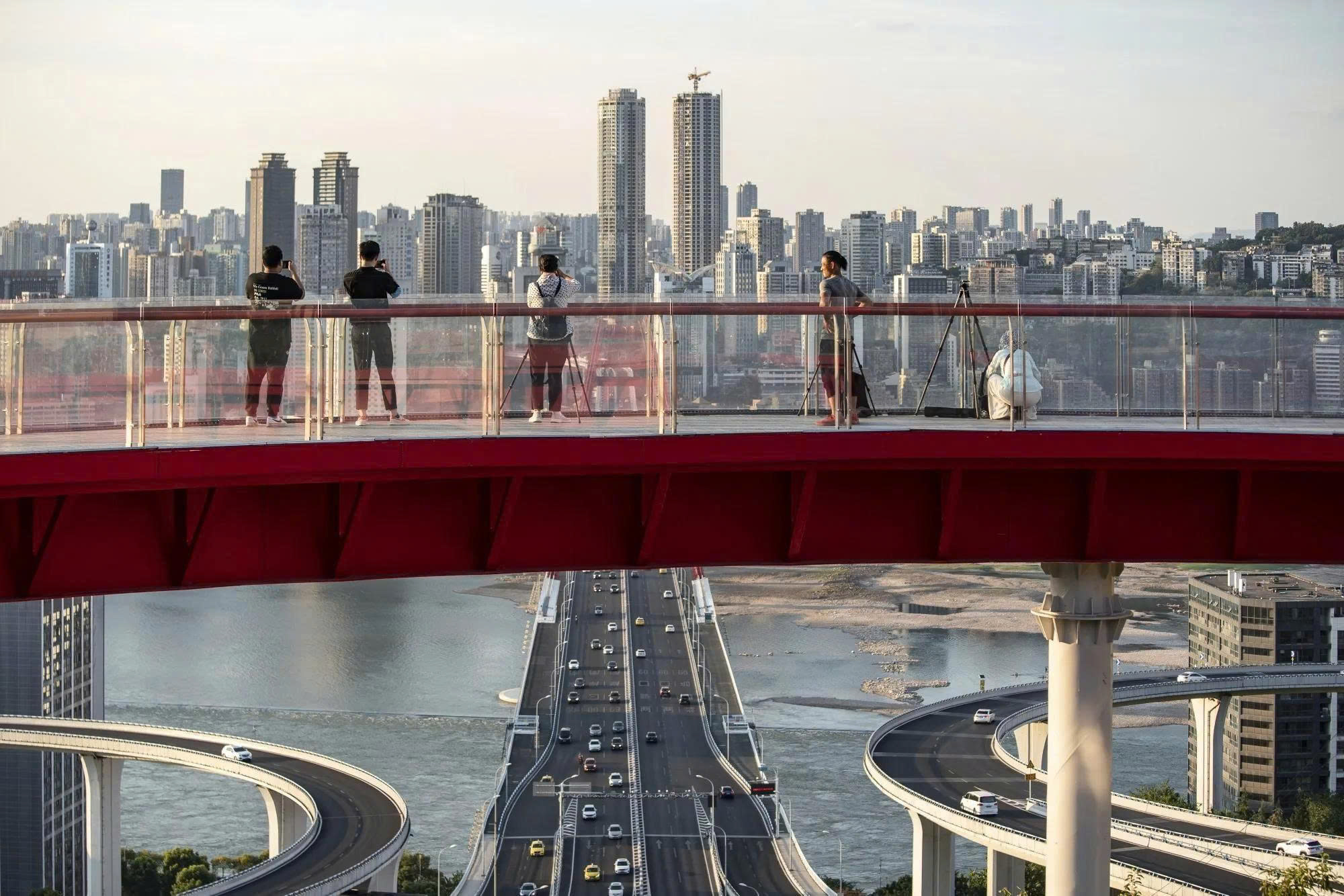 Kinh tế Trung Quốc tăng trưởng vượt kỳ vọng dù vướng bóng ma xung đột Vùng Vịnh