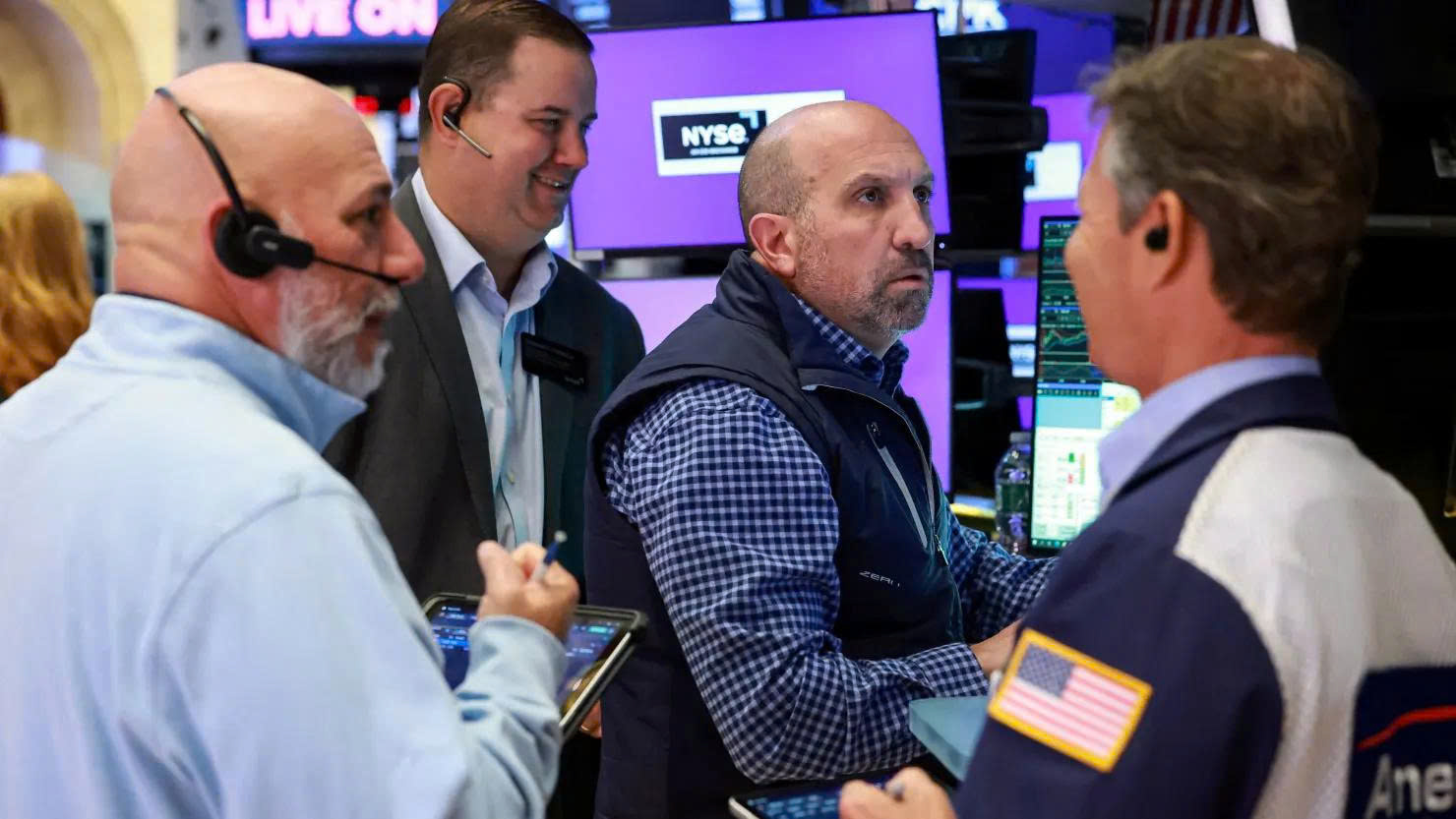 Nasdaq và S&P 500 cán mốc kỷ lục mới, giá dầu thế giới giảm
