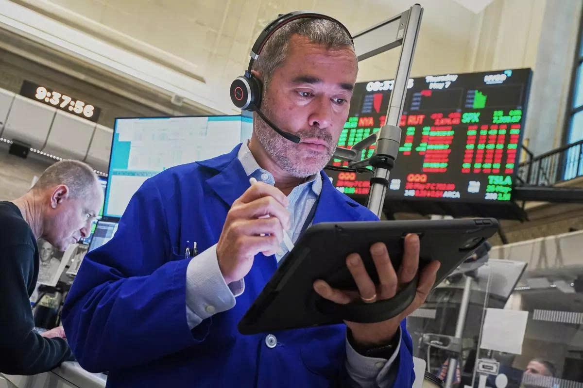 S&P 500 và Nasdaq chạm mốc kỷ lục mới