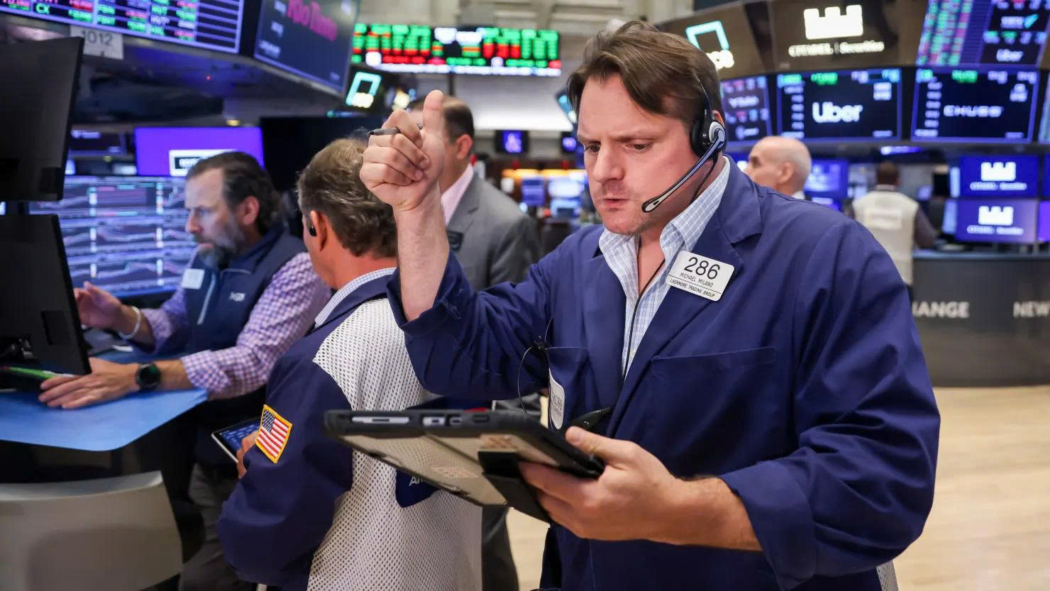 S&P 500 tăng vọt lên mức cao kỷ lục mới