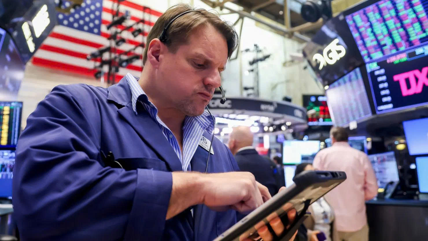 Dow Jones rớt khỏi mốc 50.000