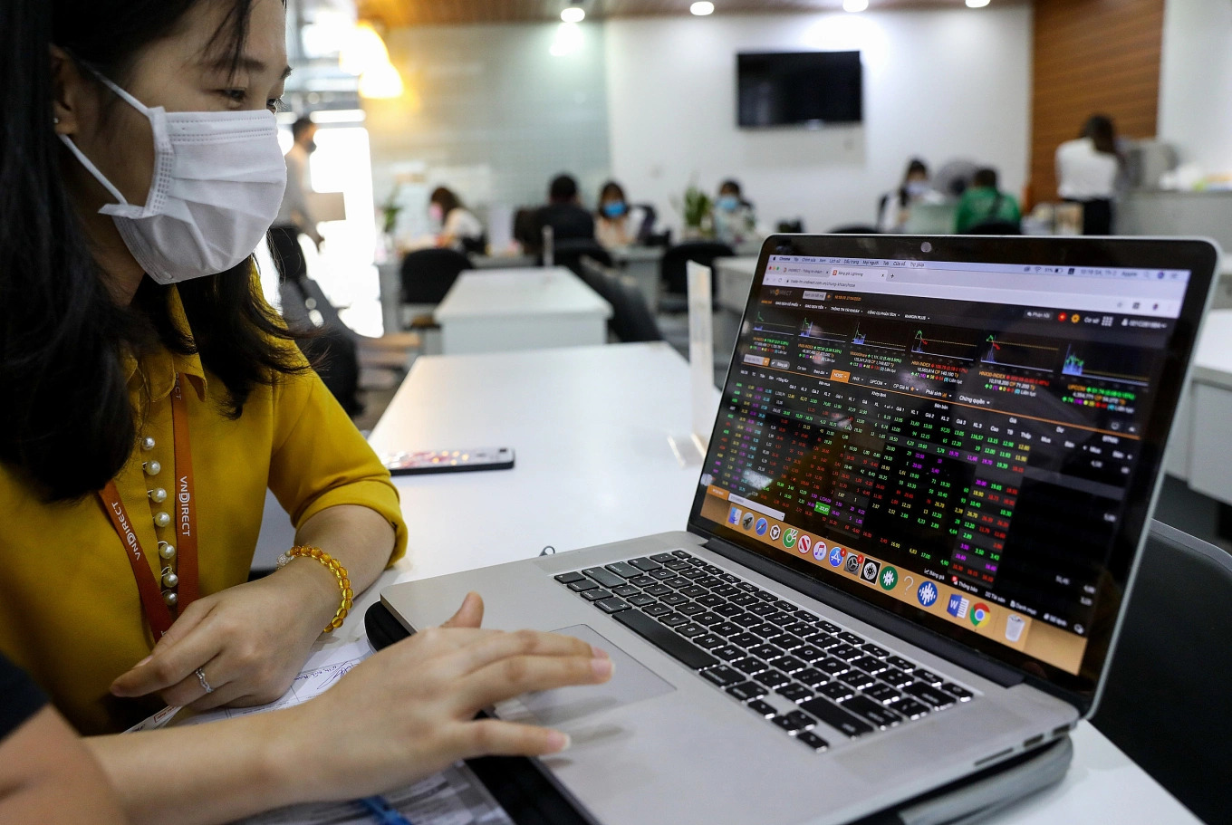 Giao dịch chứng khoán bước vào chuẩn bảo mật mới: Rút tiền từ 10 triệu đồng có thể phải xác thực sinh trắc học