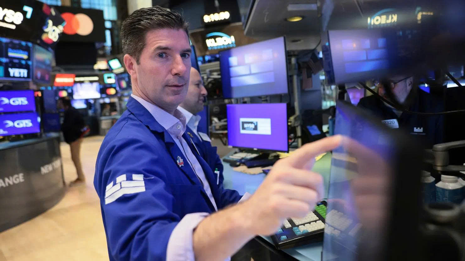 Cổ phiếu công nghệ hưng phấn, S&P 500 và Nasdaq tăng lên mức kỷ lục mới