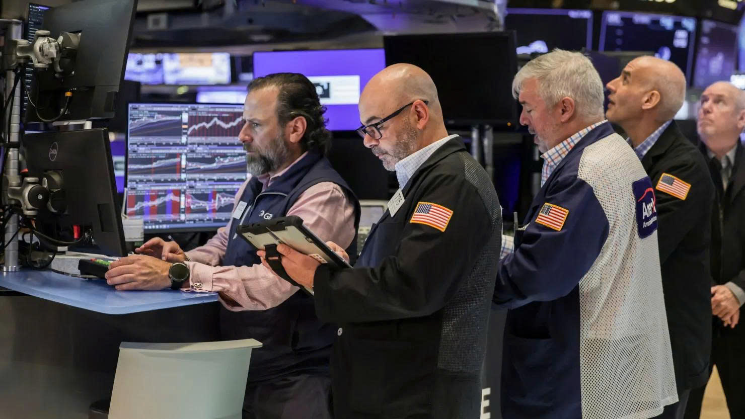 Dow Jones chốt phiên cao kỷ lục