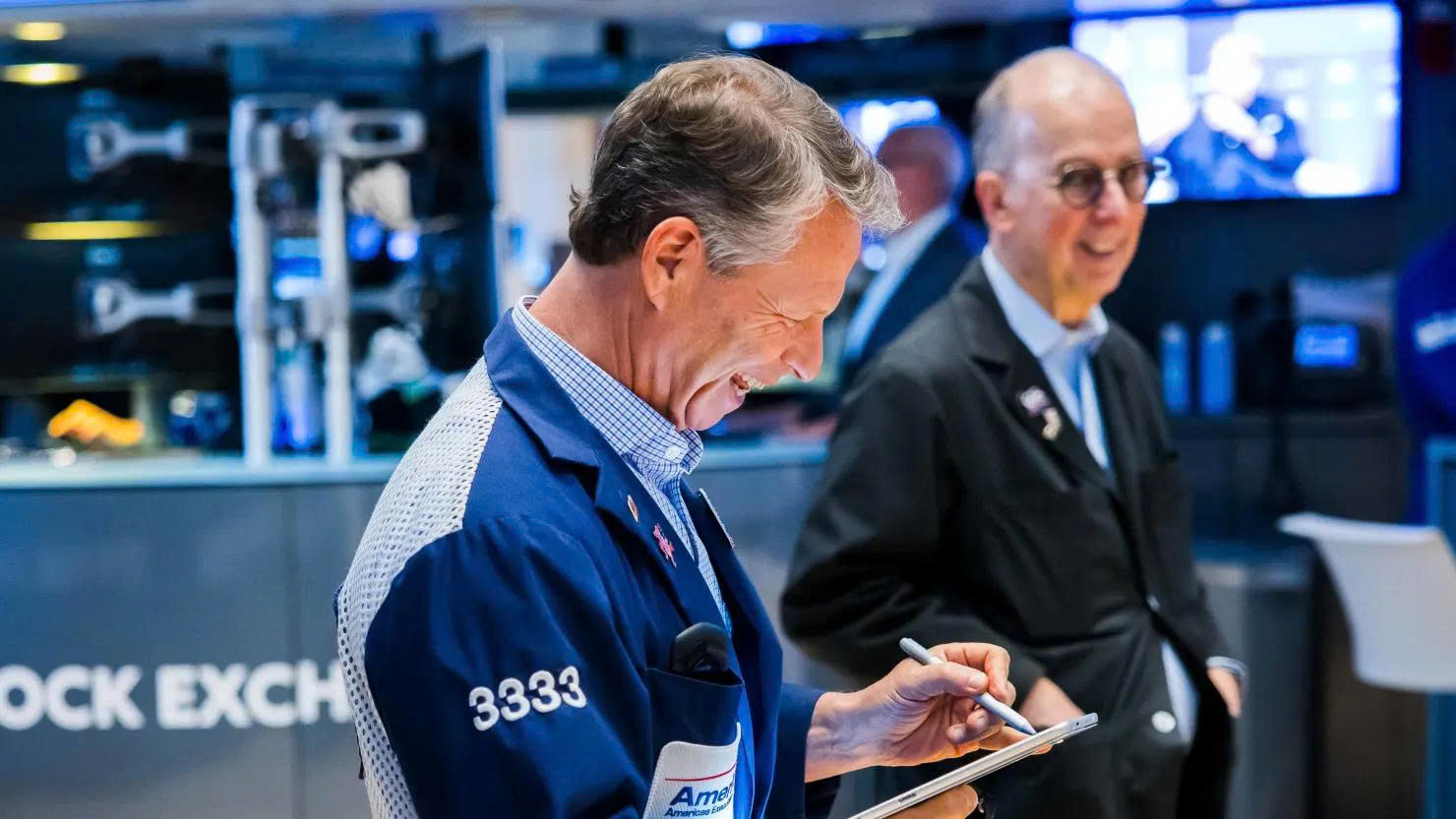 S&P 500 và Nasdaq chốt phiên cao kỷ lục