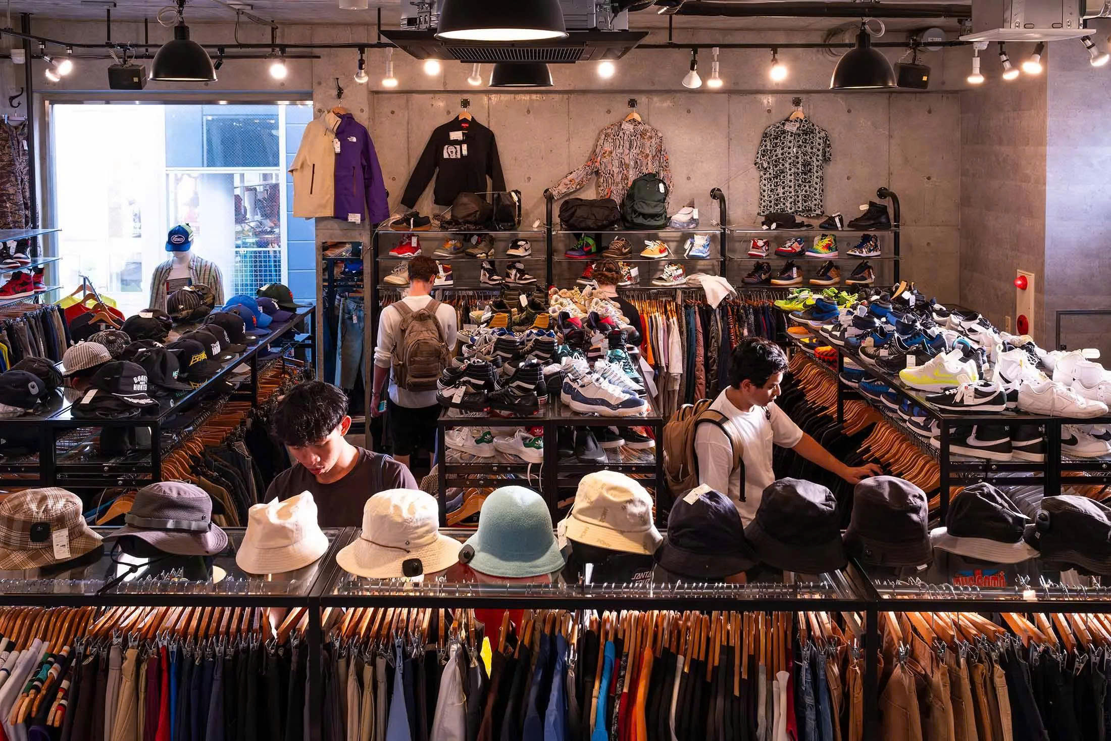 Chuỗi đồ secondhand vượt Uniqlo tại Nhật Bản
