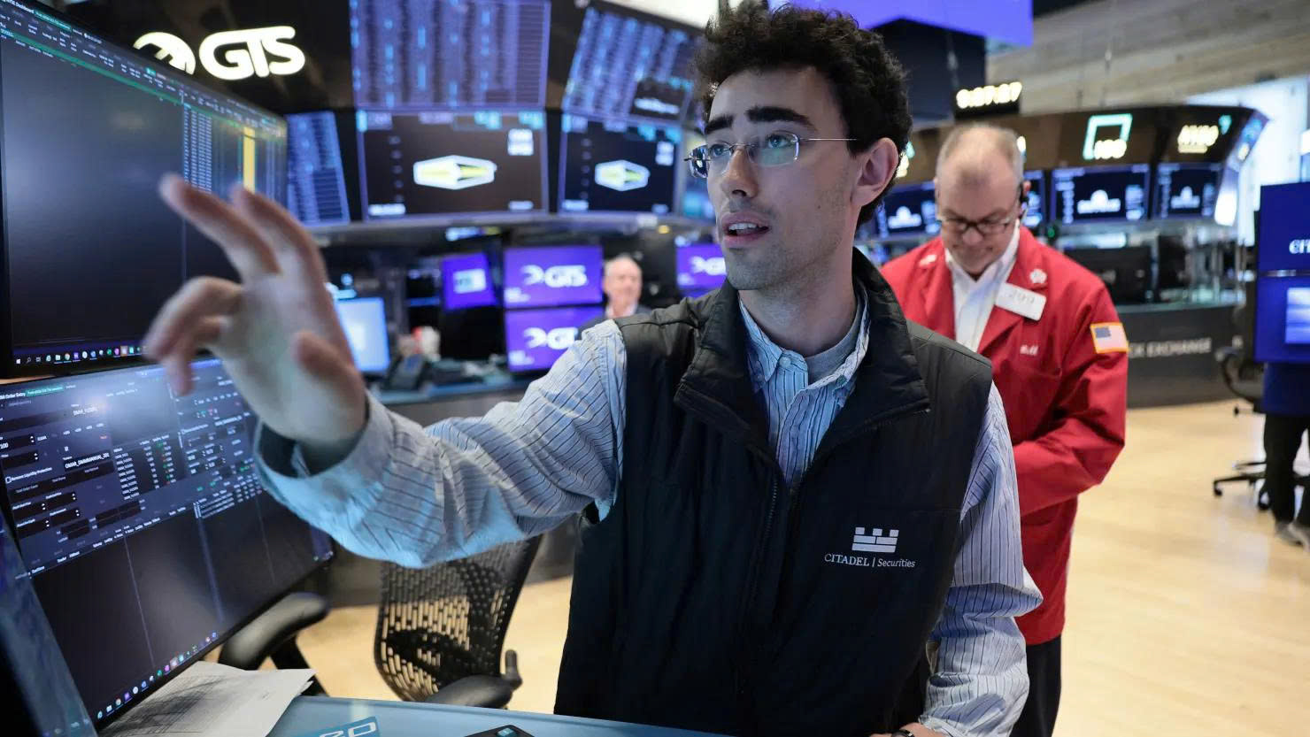 Dow Jones tăng vọt gần 900 điểm, chốt phiên cao kỷ lục