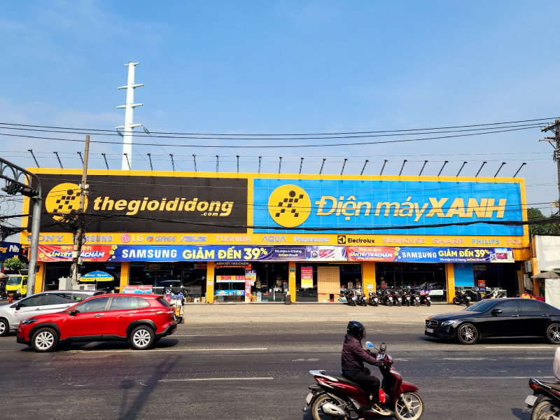 Doanh thu công ty Điện Máy Xanh tăng 33% dù không mở cửa hàng mới