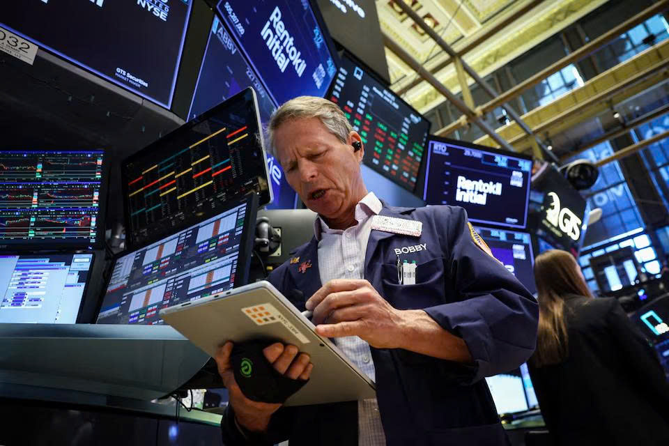 S&P 500 và Nasdaq quay đầu giảm