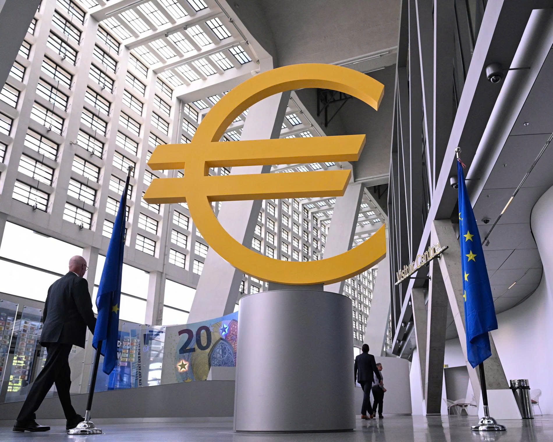 ECB trở thành ngân hàng trung ương lớn đầu tiên tăng lãi suất sau khi lạm phát gia tăng